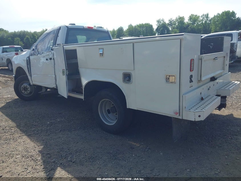 2023 FORD F-350 CHASSIS auction photo 3