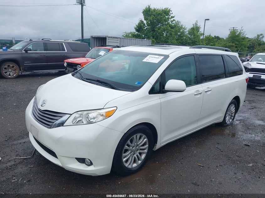 2015 Toyota Sienna Xle 8 Passenger 5TDYK3DC8FS643768 photo 1