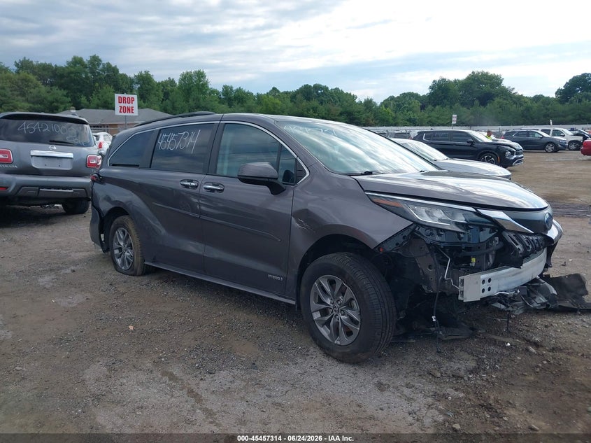 2021 TOYOTA SIENNA XLE