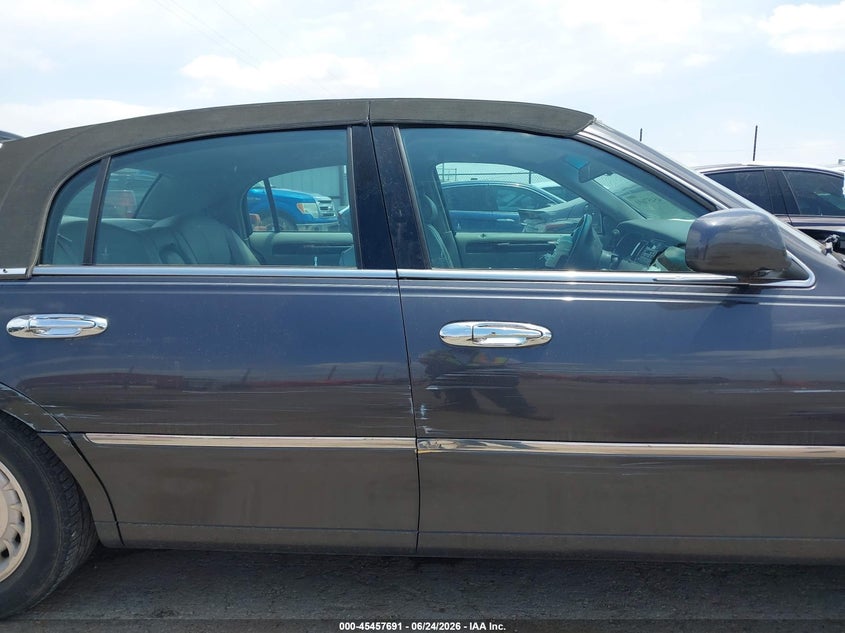 2000 Lincoln Town Car Executive VIN: 1LNHM81W6YY936965 Lot: 45457691
