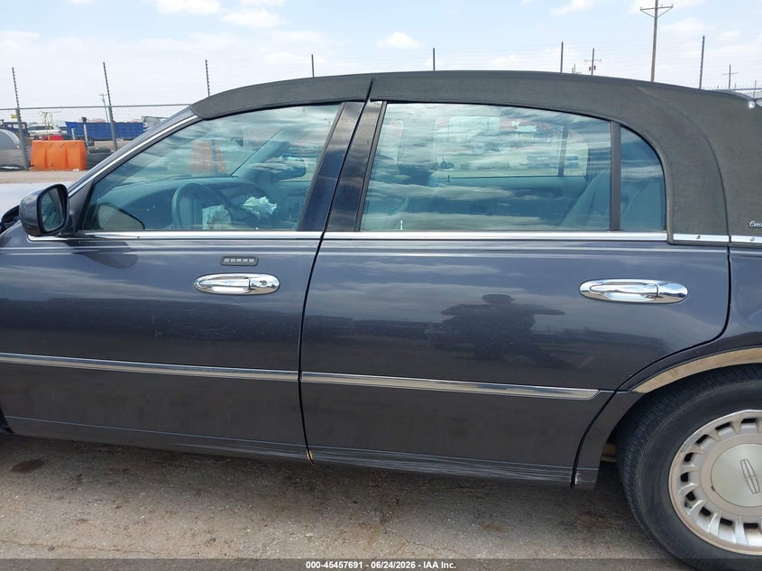 2000 Lincoln Town Car Executive VIN: 1LNHM81W6YY936965 Lot: 45457691