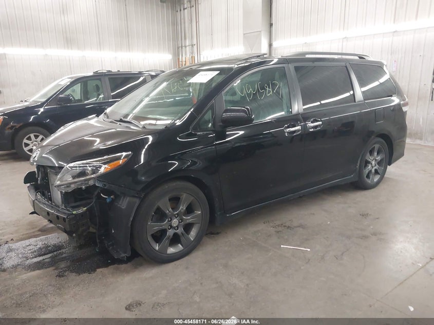 2015 TOYOTA SIENNA auction photo 2
