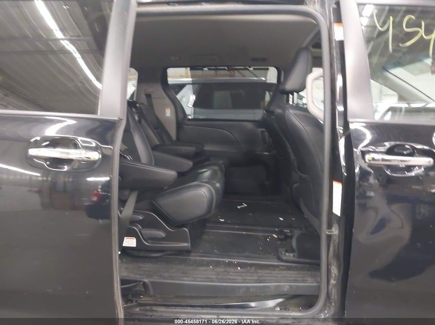 2015 TOYOTA SIENNA auction photo 8