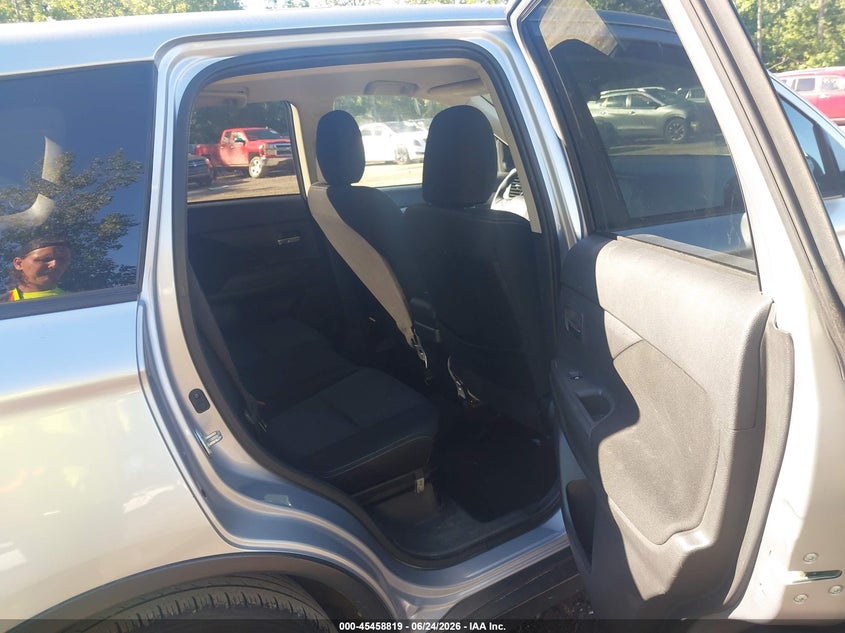 2017 MITSUBISHI OUTLANDER auction photo 8