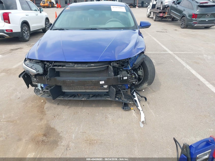 2024 HYUNDAI ELANTRA auction photo 6