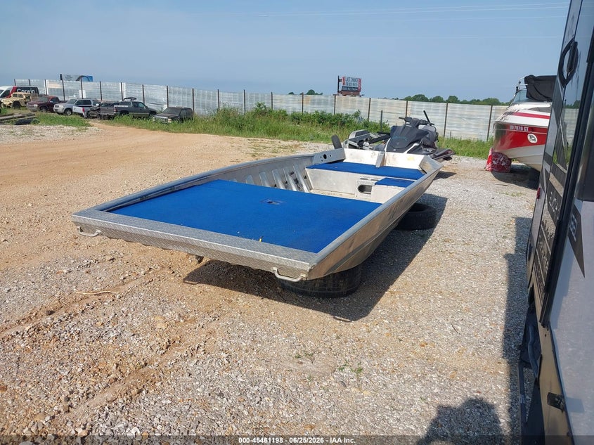 2015 BLAZER 17' auction photo 2