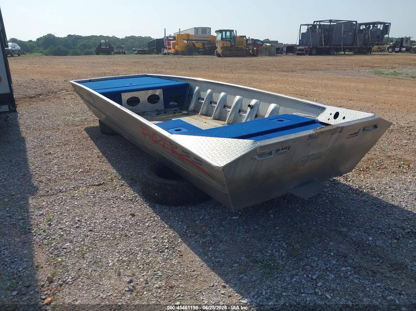 2015 BLAZER 17' auction photo 3