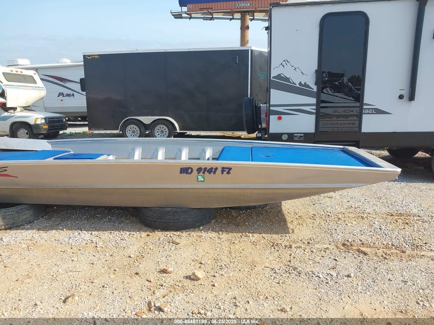 2015 BLAZER 17' auction photo 5