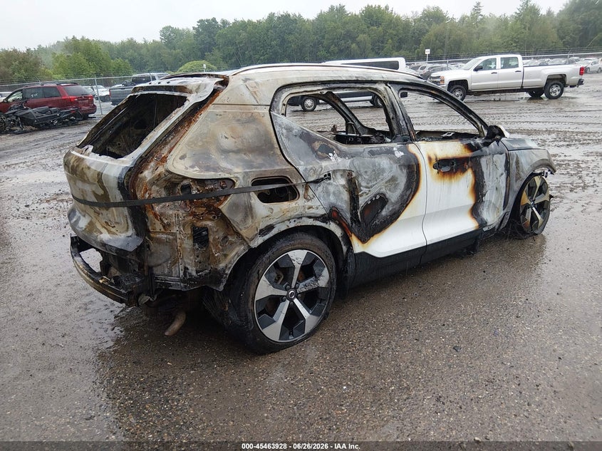2023 VOLVO XC40 auction photo 4