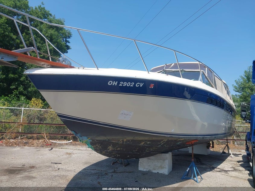 1984 CHRIS CRAFT 33' auction photo 2