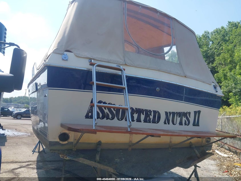 1984 CHRIS CRAFT 33' auction photo 3