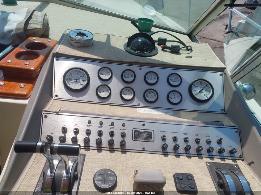 1984 CHRIS CRAFT 33' auction photo 7