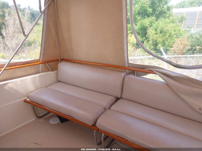 1984 CHRIS CRAFT 33' auction photo 8
