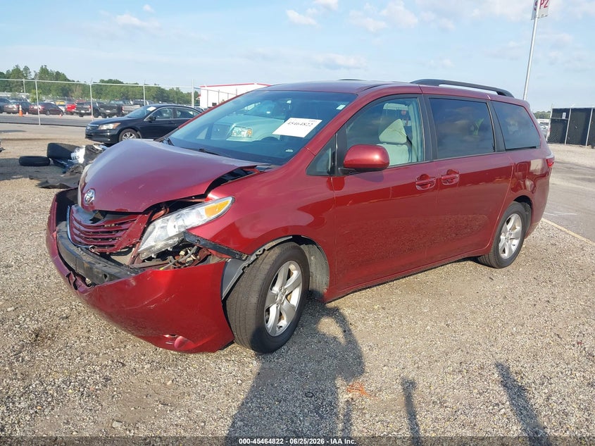 2017 TOYOTA SIENNA auction photo 2