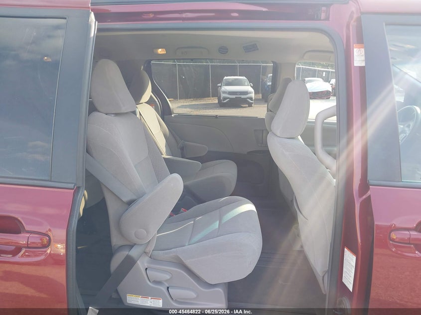 2017 TOYOTA SIENNA auction photo 8