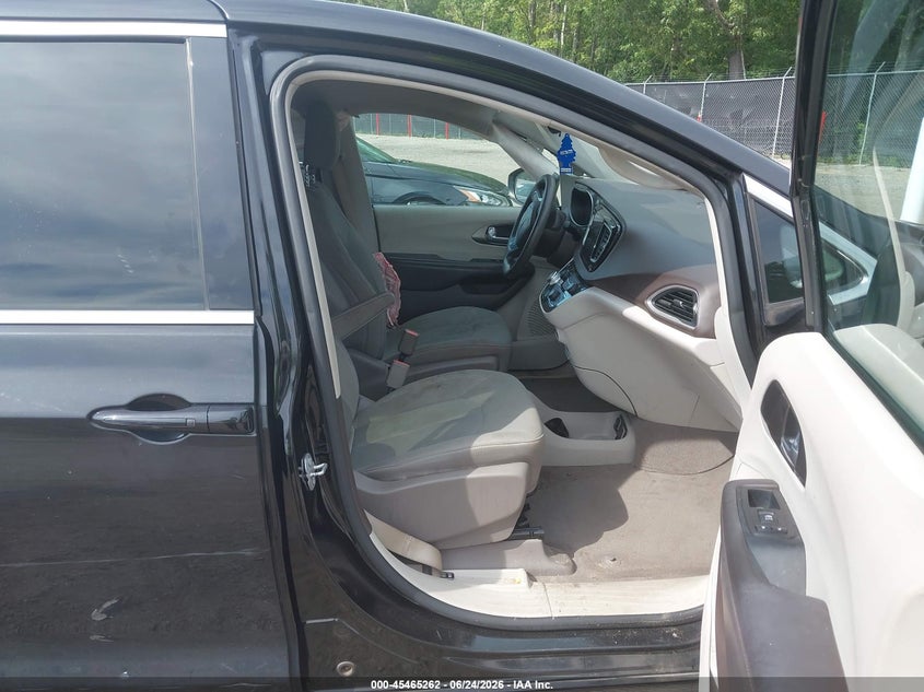 2017 CHRYSLER PACIFICA auction photo 5