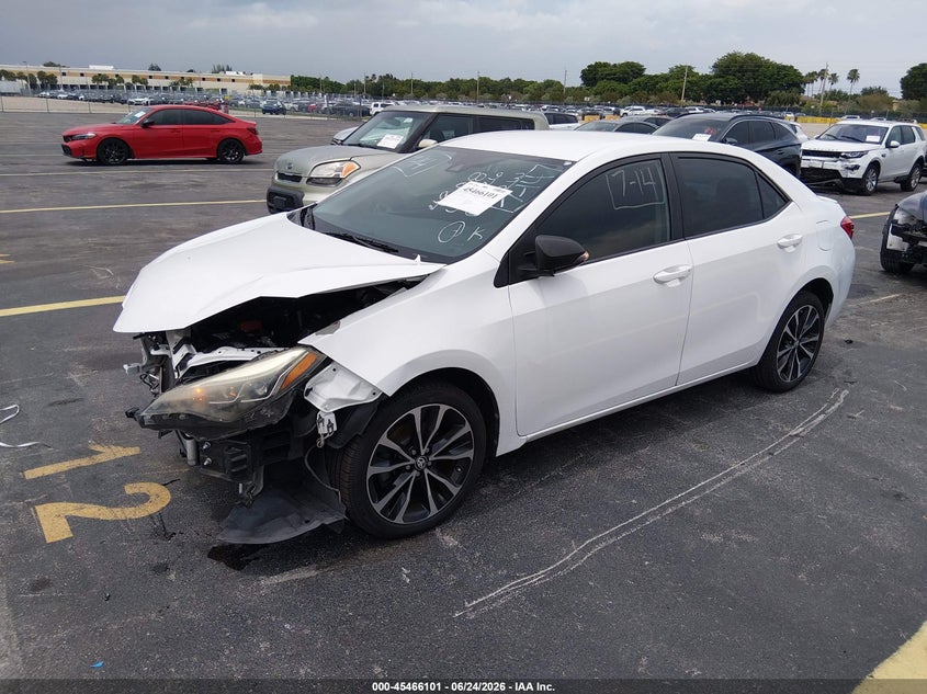 2018 Toyota Corolla Se 5YFBURHE1JP784388 photo 1