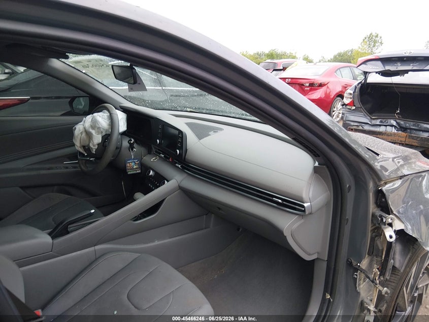 2025 HYUNDAI ELANTRA auction photo 5