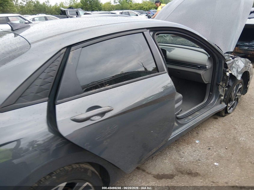 2025 HYUNDAI ELANTRA auction photo 6