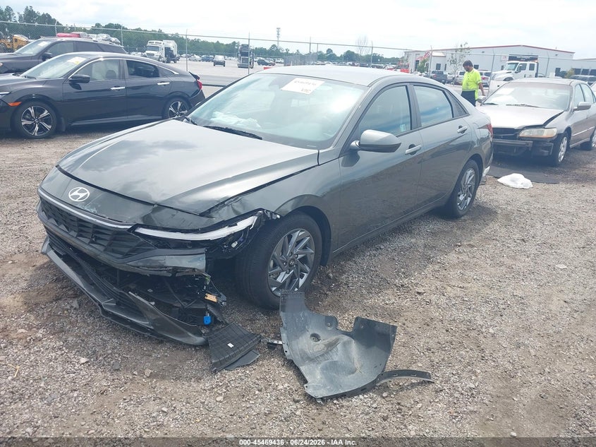 2024 HYUNDAI ELANTRA auction photo 2