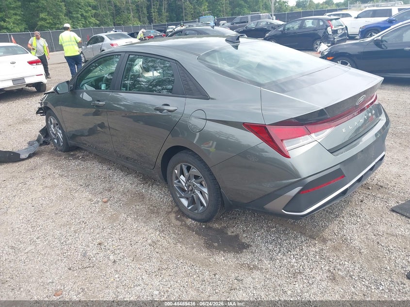 2024 HYUNDAI ELANTRA auction photo 3
