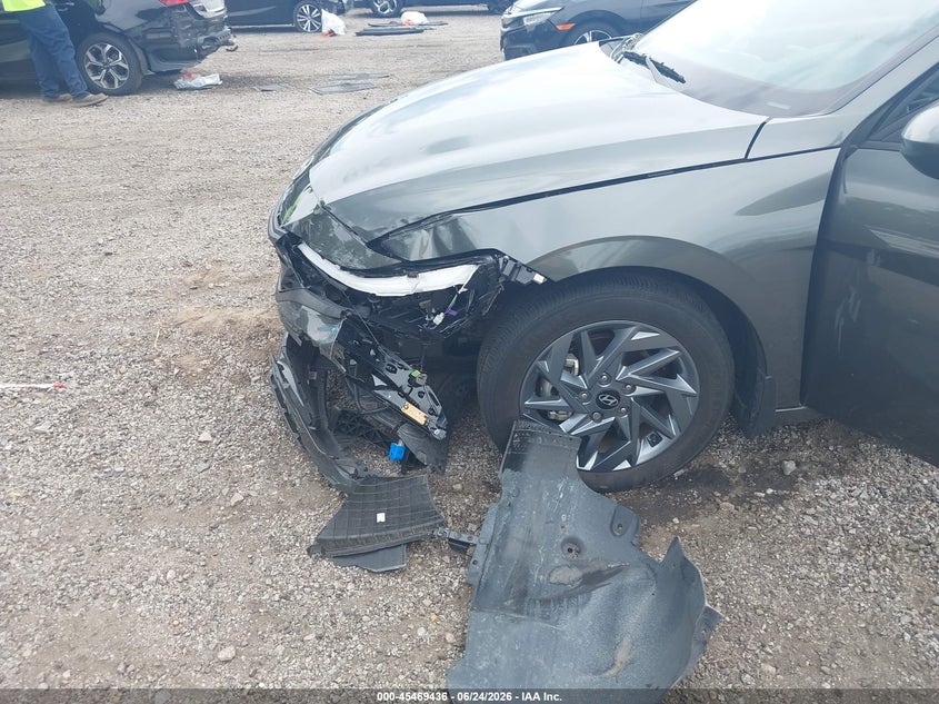 2024 HYUNDAI ELANTRA auction photo 6