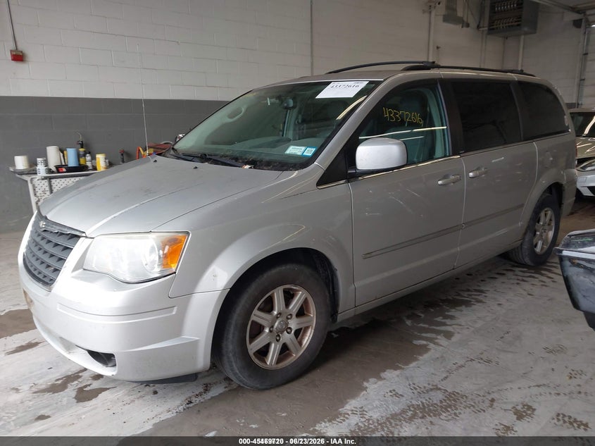 2010 CHRYSLER TOWN & COUNTRY auction photo 2