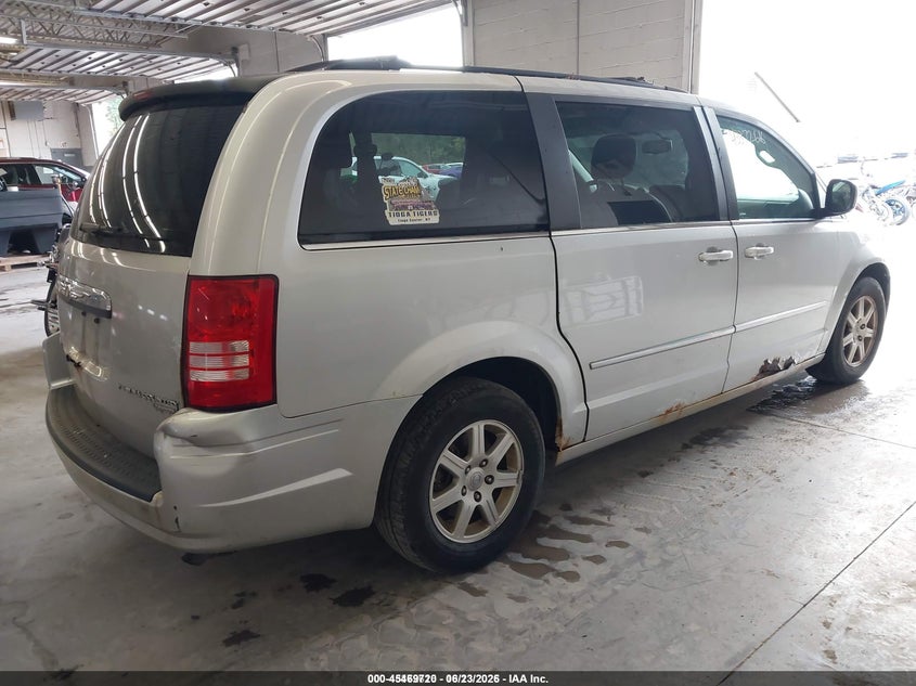 2010 CHRYSLER TOWN & COUNTRY auction photo 4