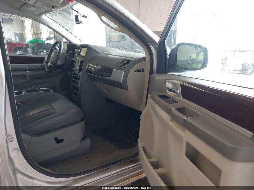 2010 CHRYSLER TOWN & COUNTRY auction photo 5