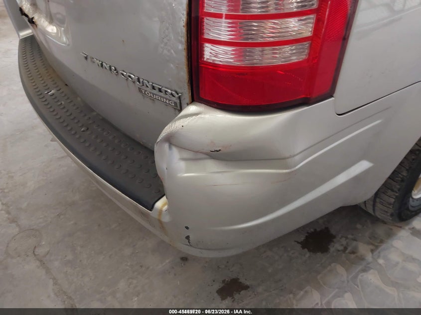 2010 CHRYSLER TOWN & COUNTRY auction photo 6