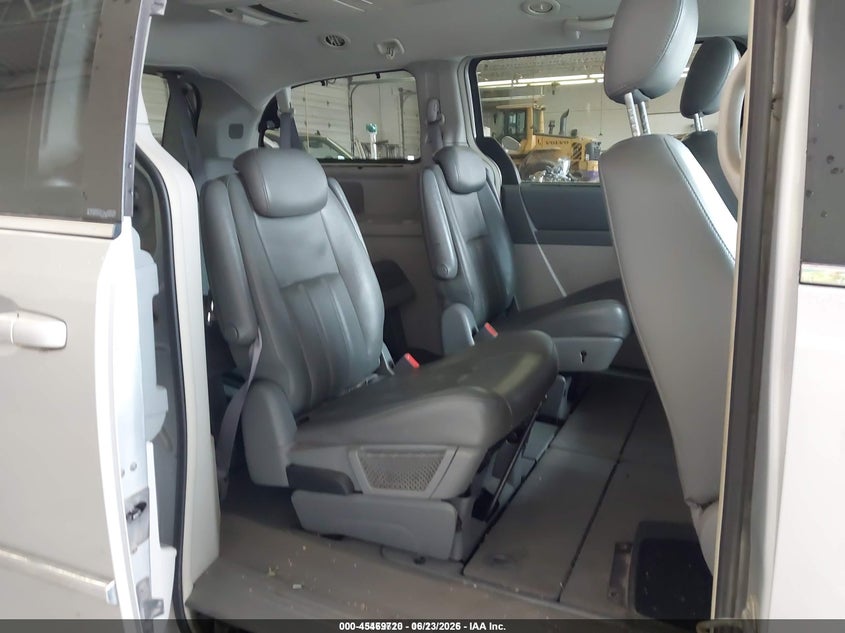 2010 CHRYSLER TOWN & COUNTRY auction photo 8