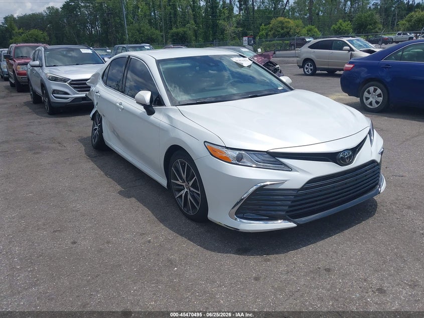 2022 TOYOTA CAMRY XLE