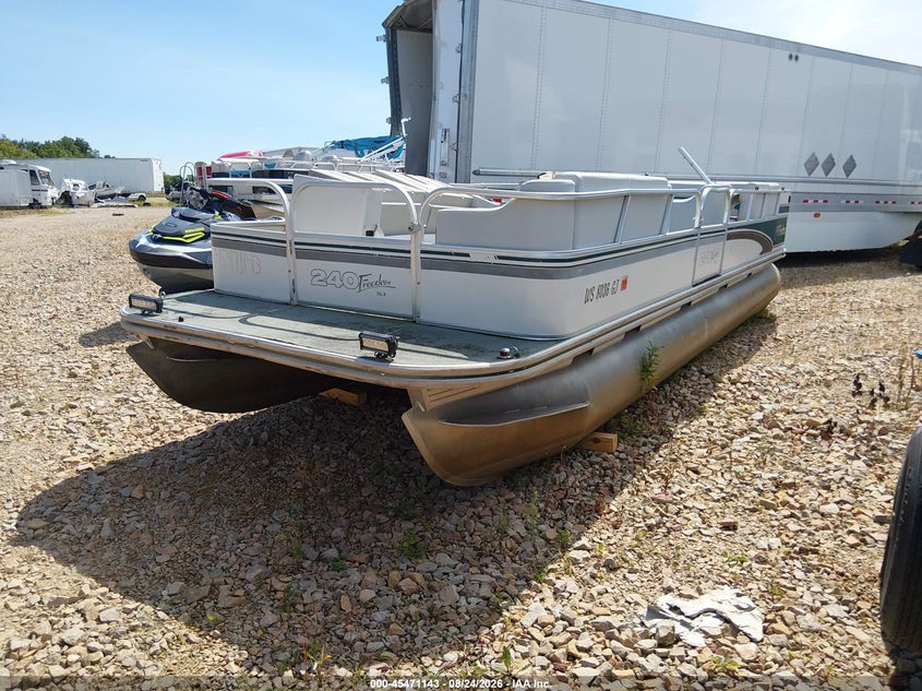 1999 FISHER PONTOON auction photo 2