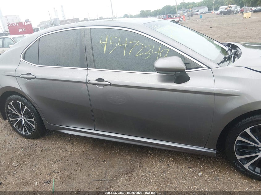 TOYOTA CAMRY - zdjęcie 13