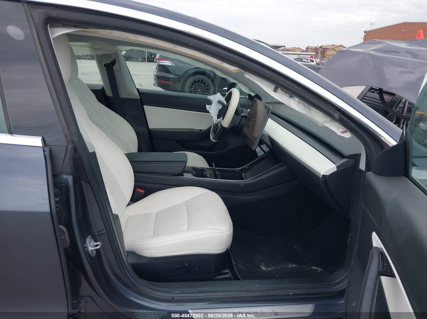 TESLA MODEL 3 - zdjęcie 5