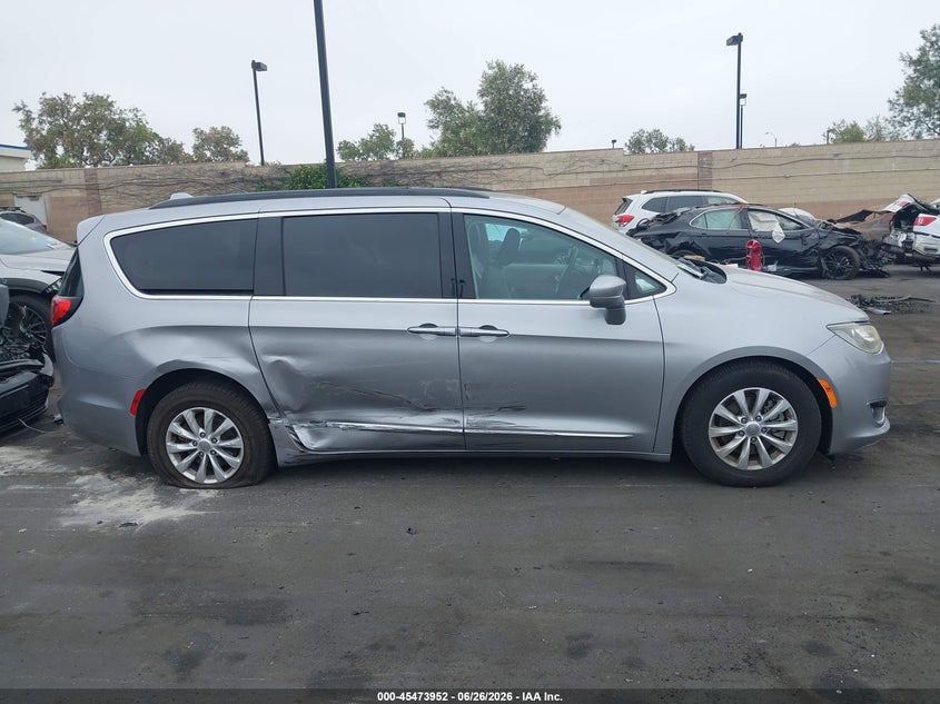 CHRYSLER PACIFICA 2017 VIN 2C4RC1BG4HR569868