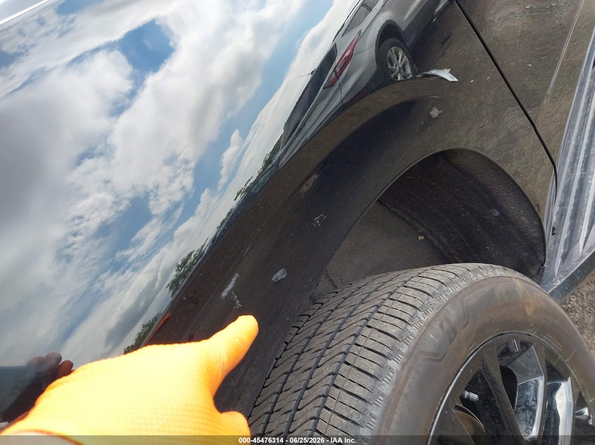 2025 CHEVROLET SUBURBAN auction photo 6