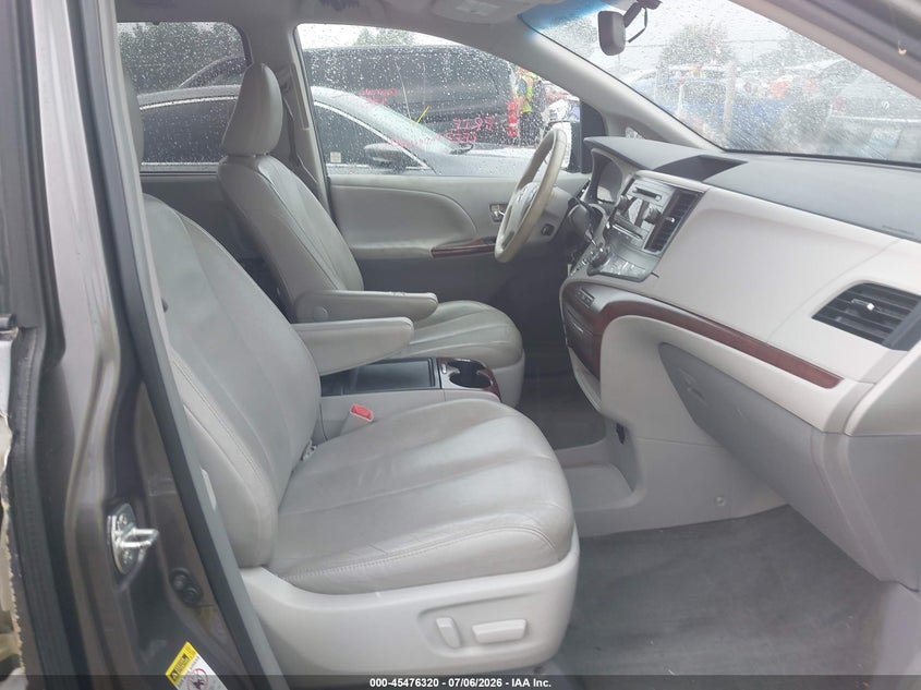 2014 TOYOTA SIENNA auction photo 5
