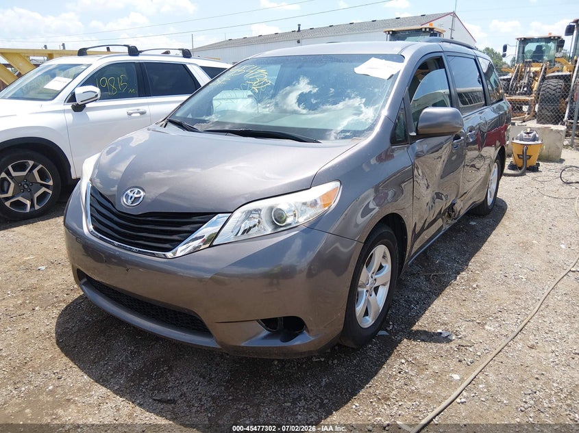 2013 TOYOTA SIENNA auction photo 2