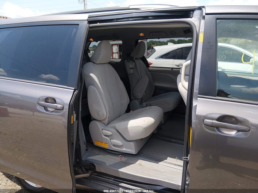 2013 TOYOTA SIENNA auction photo 8