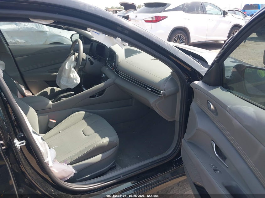 2025 HYUNDAI ELANTRA auction photo 5