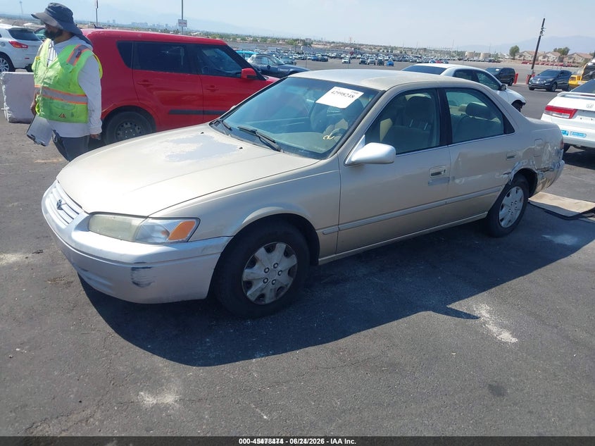 1998 Toyota Camry, Left Side, IAAI, VIN JT2BG22K7W0123732 — photo 2