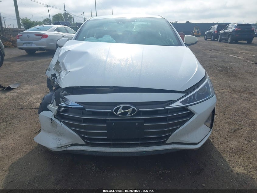 2020 HYUNDAI ELANTRA SE · Photo 12
