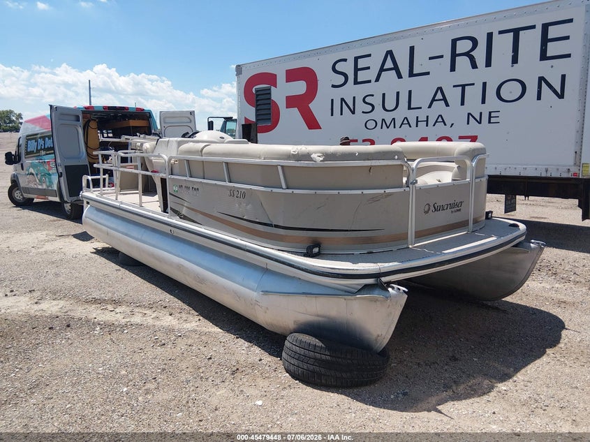 2011 LOWE PONTOON auction photo 1