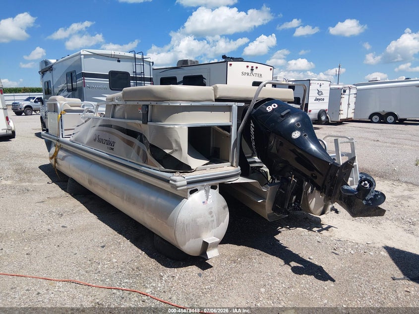 2011 LOWE PONTOON auction photo 3