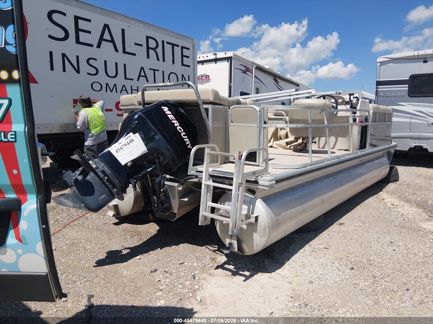 2011 LOWE PONTOON auction photo 4