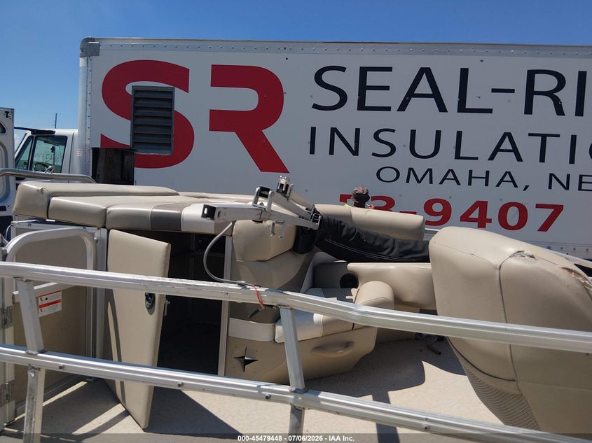2011 LOWE PONTOON auction photo 5