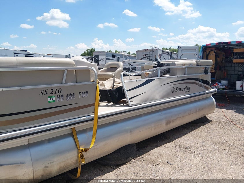 2011 LOWE PONTOON auction photo 6