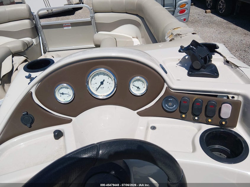 2011 LOWE PONTOON auction photo 7