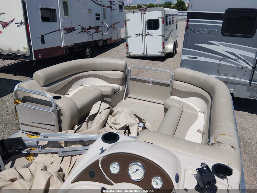 2011 LOWE PONTOON auction photo 8